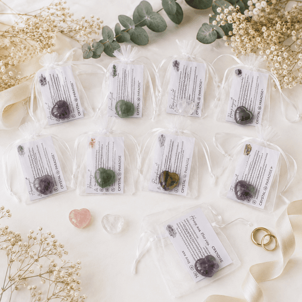 Gravierte Edelstein-Herzen in Organzasäckchen mit Steckbrief-Karten als Geschenkset von Crystal Paradise