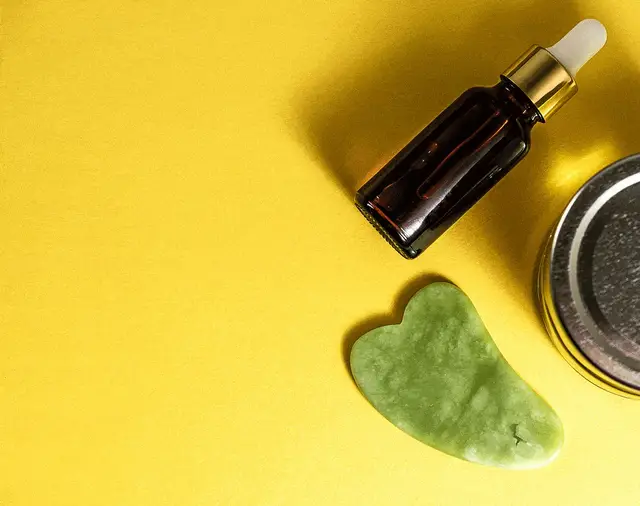 Gua Sha Massage-Stein & Jade Roller - frischer & gesunder Teint