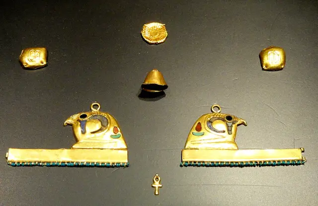 Altägyptischer Goldschmuck mit Lapislazuli - Heilsteine in der Antike