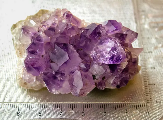 Rohe Amethyst-Kristalle in einer Druse