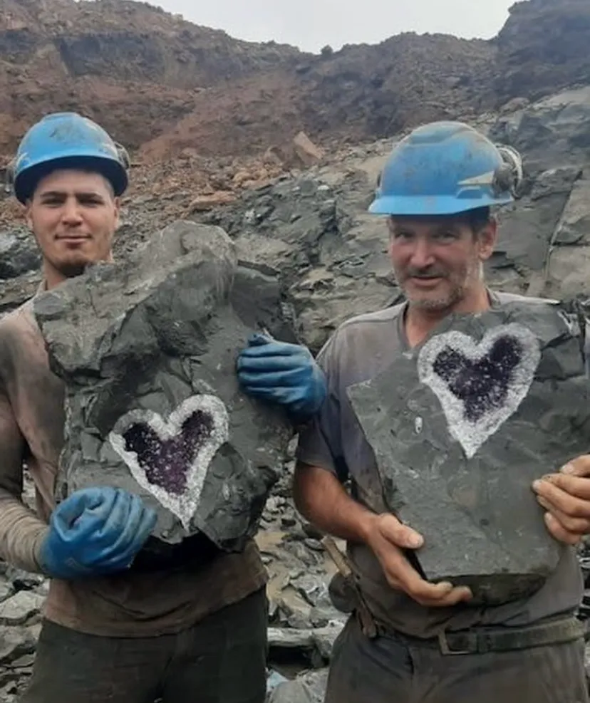 Zwei Bergleute der Santa-Rosa-Mine halten die frisch gespaltenen Hälften der herzförmigen Amethyst-Geode in den Händen