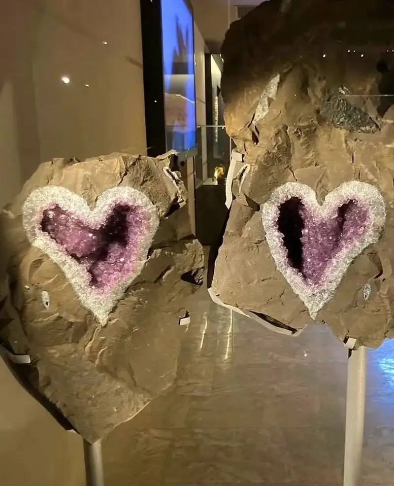 Zwei herzförmige Amethyst-Geoden aus Uruguay, ausgestellt auf Stativen