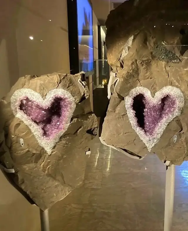 Zwei herzförmige Amethyst-Geoden aus Uruguay, ausgestellt auf Stativen