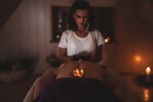 Hot-Stone-Massage mit Heilsteinen für Wellness und Therapie