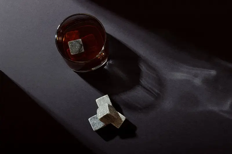 „Whiskey on the Rocks" - Whiskeysteine und ihre Anwendung