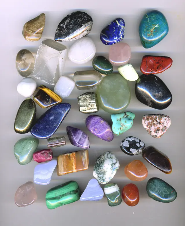 Wie entstehen die Farben der Schmuck- und Heilsteine?
